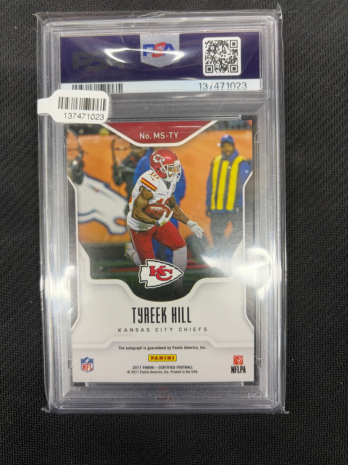 2017 Panini Certified Tyreek Hill Red Auto /60 PSA 8