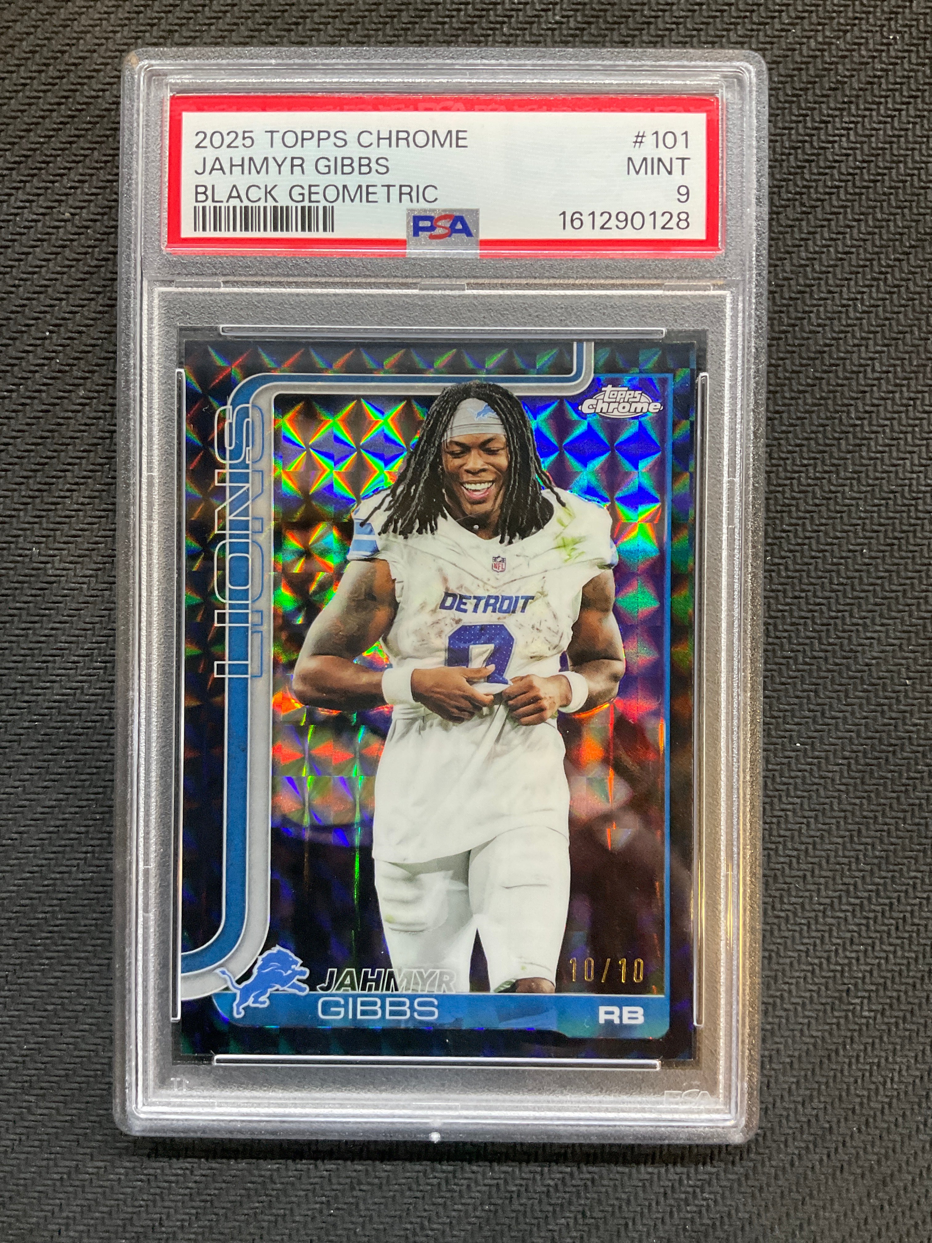 2025 Topps Chrome Jahmyr Gibbs #101 Black Geometric /10 PSA 9 Lions
