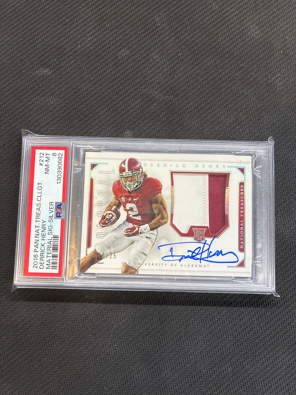 2016 Panini National Treasures Collegiate Derrick Henry Collegiate Materials Silver /25 PSA 8 Alabama