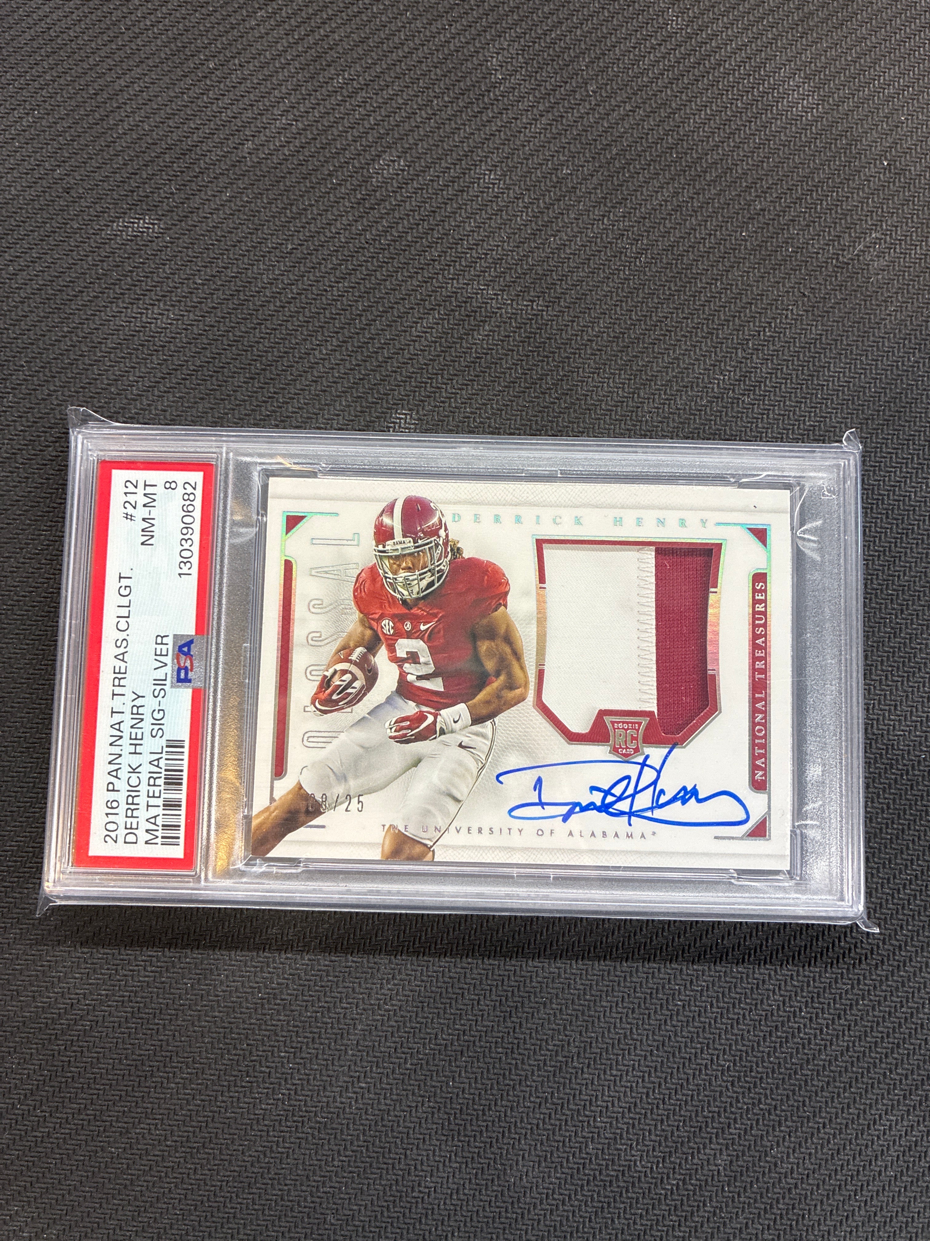 2016 Panini National Treasures Collegiate Derrick Henry Collegiate Materials Silver /25 PSA 8 Alabama