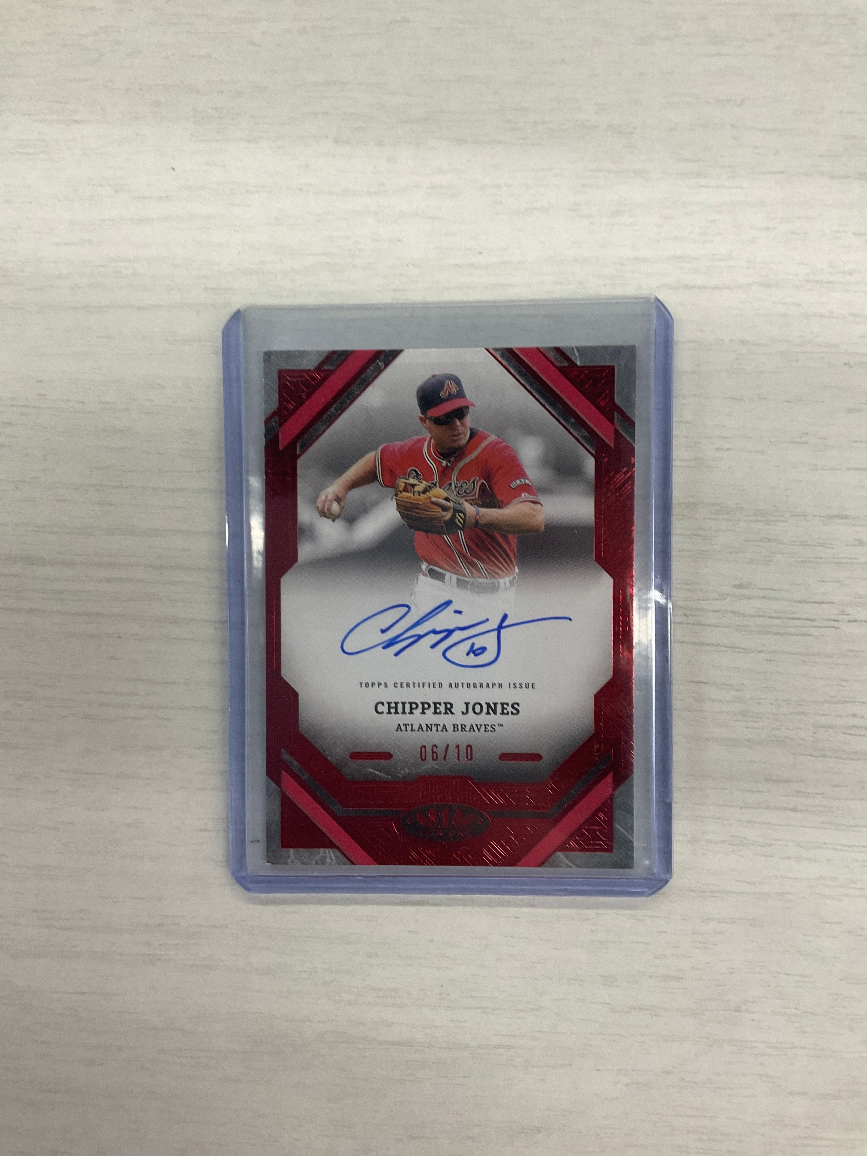 2025 Topps Tier One Chipper Jones Auto Red /10 Braves