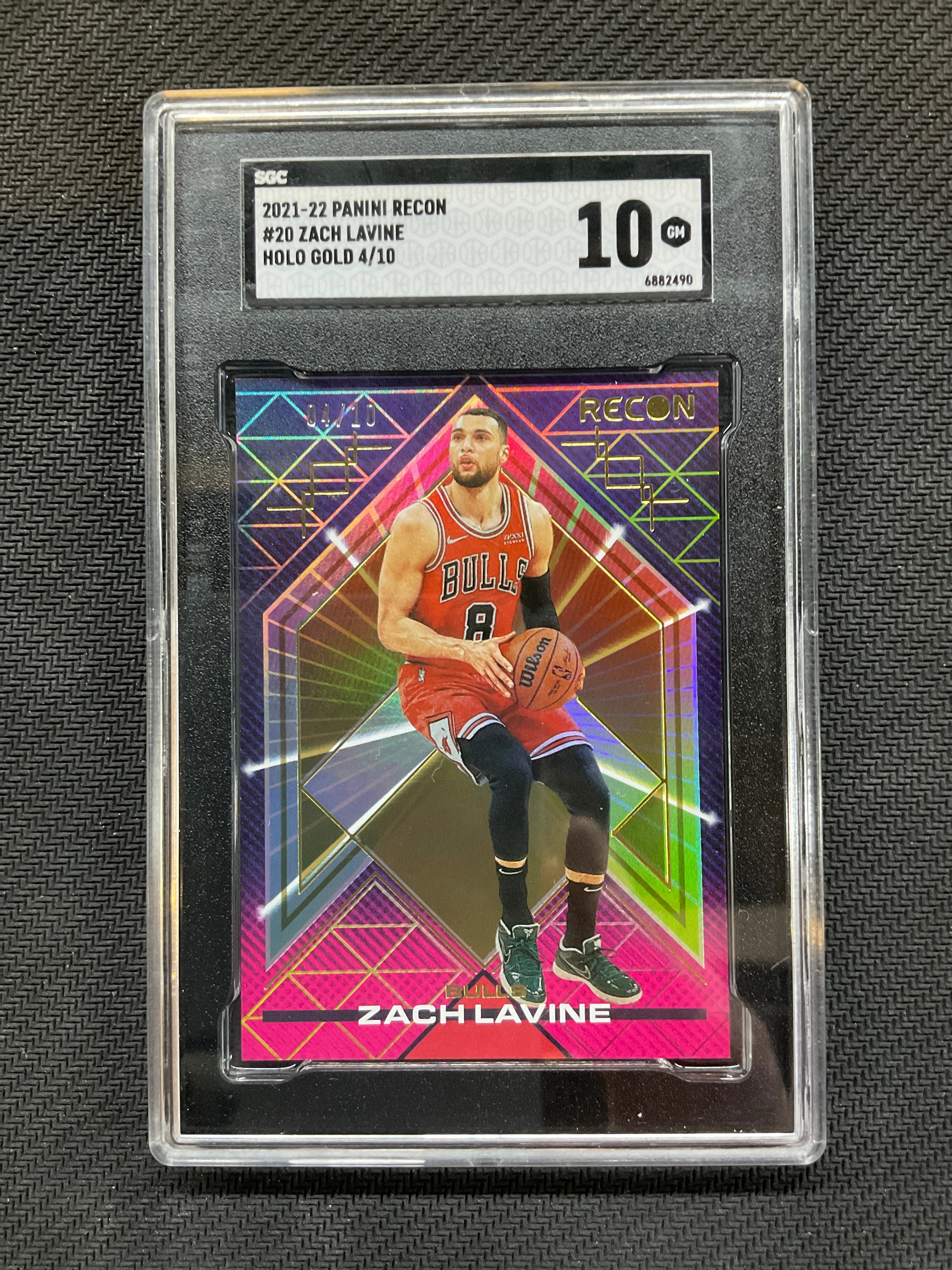 2021-22 Recon Zach LaVine Holo Gold /10 SGC 10 Bulls