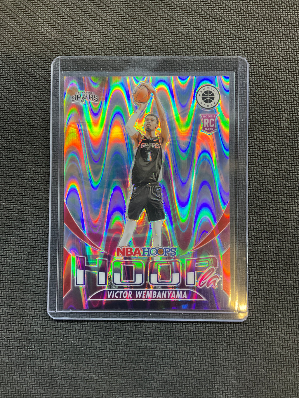 2023 Hoops Premium Stock Victor Wembanyama Hoopla Red Seismic Prizm /199 Rookie