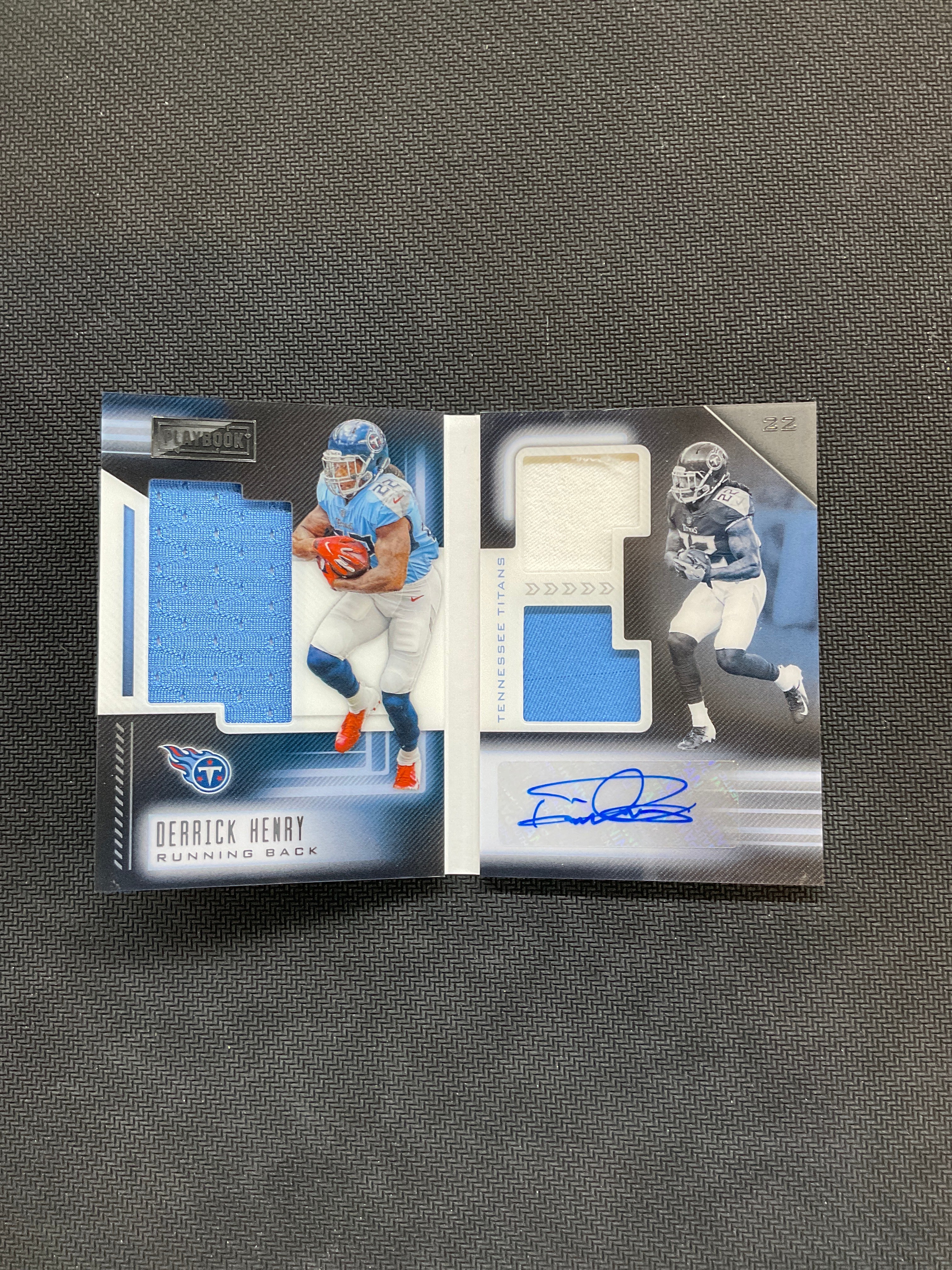 2018 Panini Playbook Derrick Henry Booklet Patch Auto /49 Titans